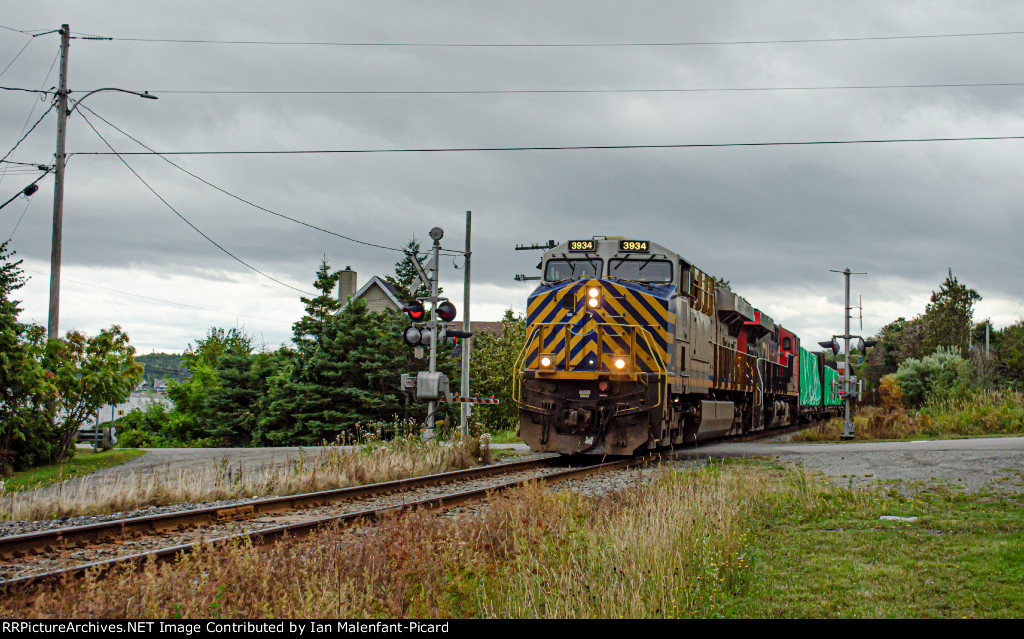 CN 3934 leads 403 at Rue De La Gare